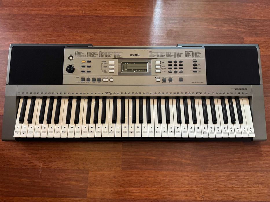 Продам синтезатор Yamaha PSR-E353 в хорошем состоянии