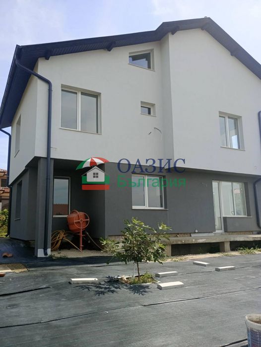 Къща с 4 спални в село. Кошарица, 210 кв.м. + 420 кв.м. двор, България, 280 000 евро