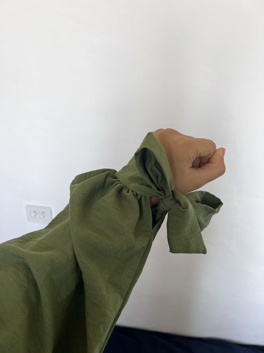 Широкое зеленое платье