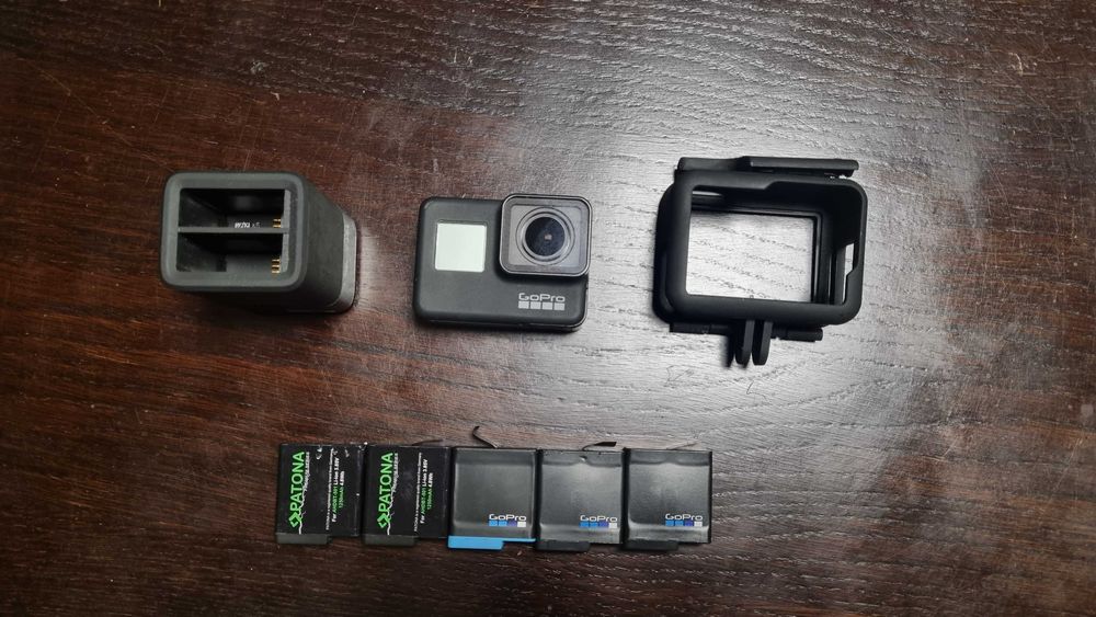 Vand Camera GoPro 7 (defecta) + Incarcator dublu + 5 acumulatori