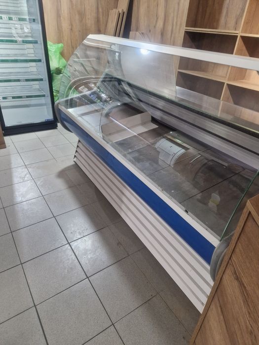 Продам холодильную витрину