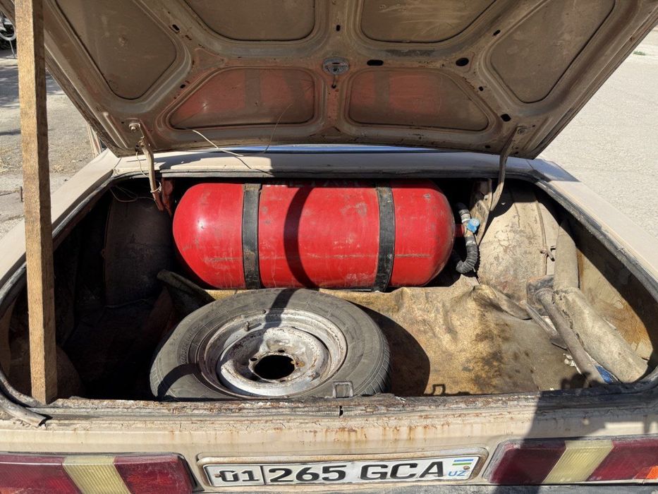 Volga mashinasi orta xolatta