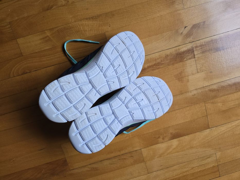 Adidasi Skechers 37