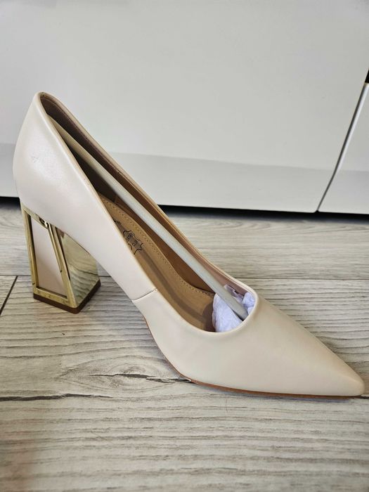 Нови обувки в телесен цвят