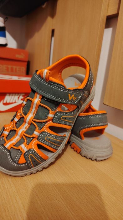 Vând sandale băieti