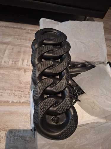 Sneakers Versace Chain Reaction cu eticheta (nu Nike, Gucci, Adidas, Balenciaga)