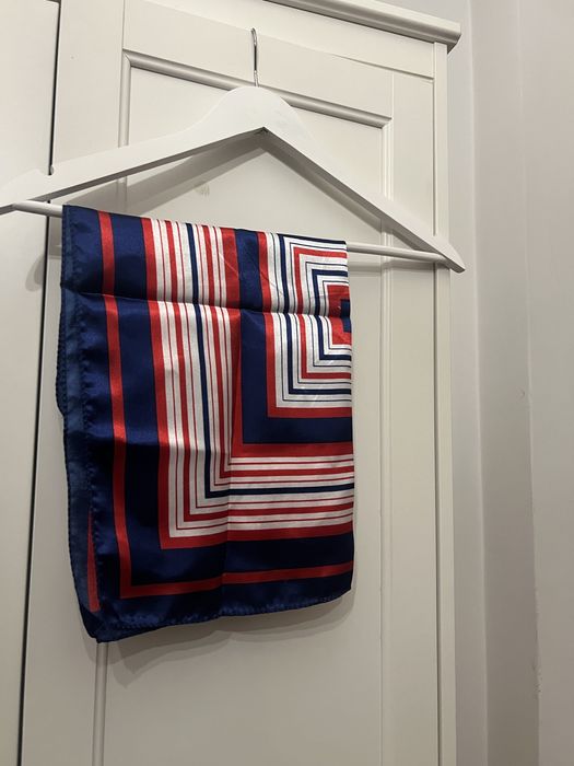 Eșarfă satin albastră cu roșu pătrată 50 cm x 50 cm bandană old money