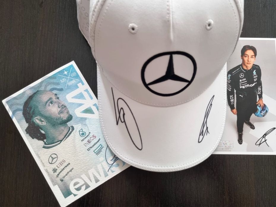 Vand sapcă Mercedes cu autografele lui L.Hamilton si G.Russell