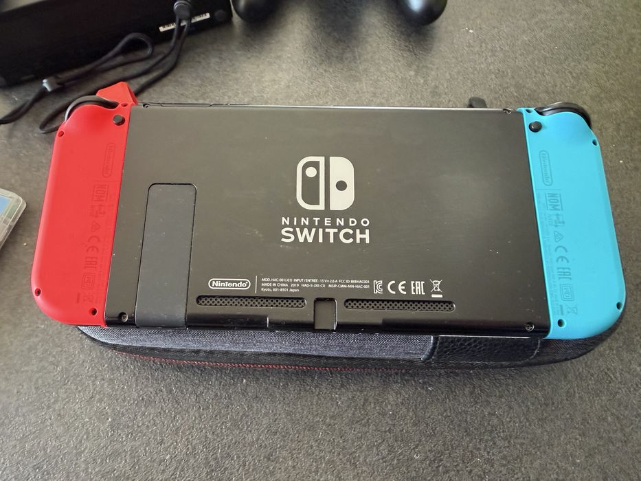 Продавам Nintendo Switch + игри