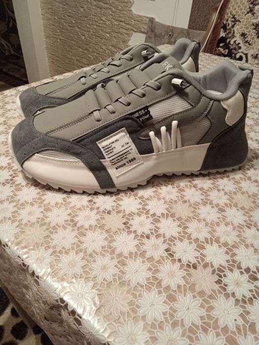 Продам мужские кроссовки