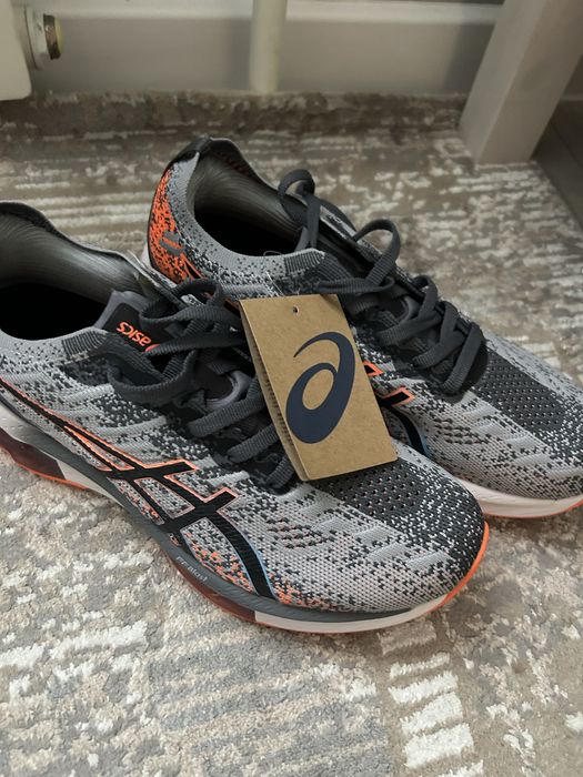 Абсолютно новые кроссовки Asics