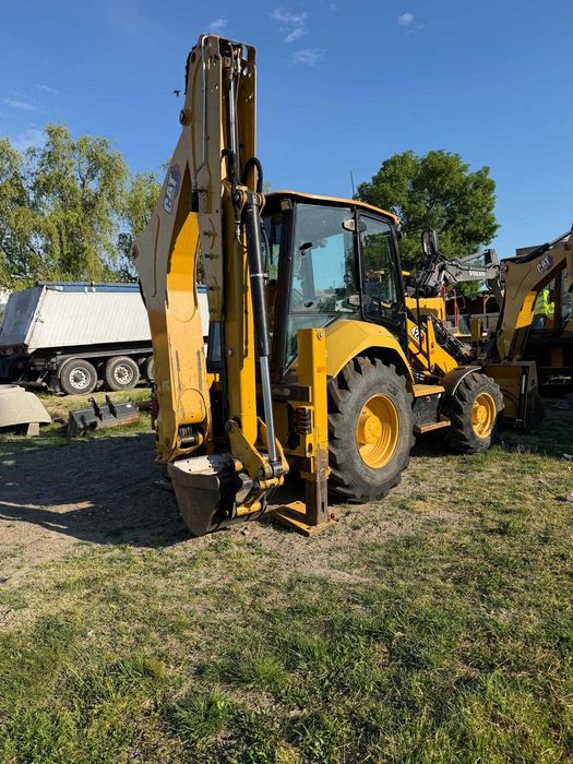 Vând buldoexcavator Caterpillar 428, achiziționat nou prin Bergerat Monnoyeur (dealer oficial CAT România) în 2021, 5400 ore