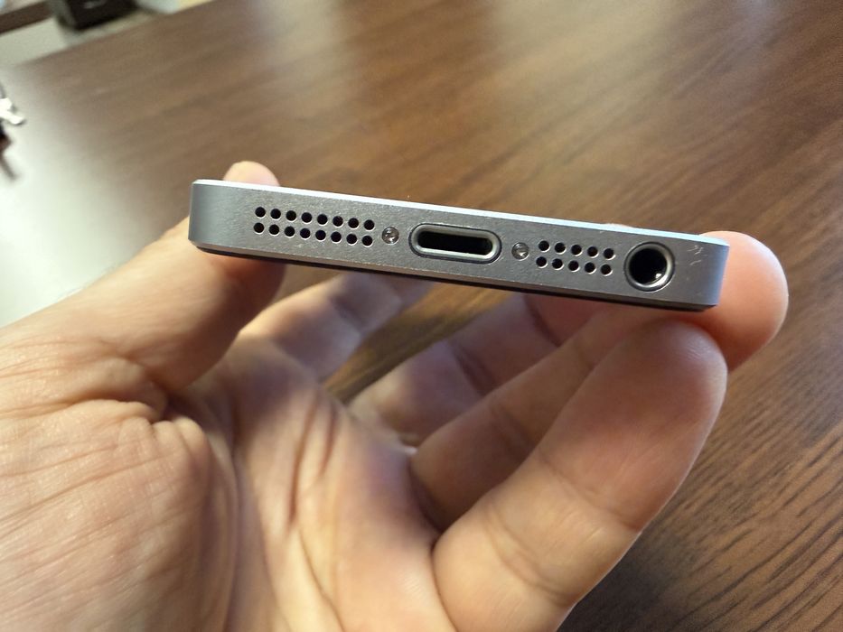 iPhone SE - 16GB - Като Нов