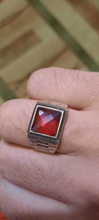 Перстень с красным камнем
