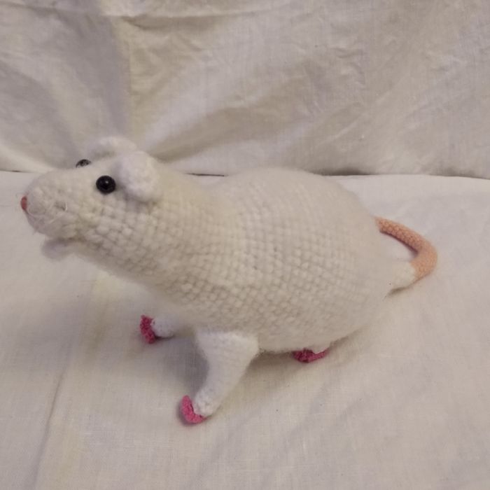 Вязаная игрушка мышка
