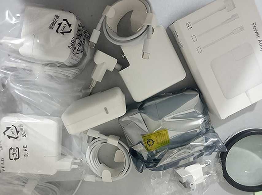 на МакБук зарядка, блок питания