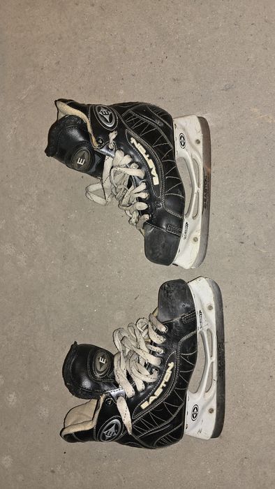 Хокеен екип: каска, ръкавици, налакътници, нагръдник, гащи,кори