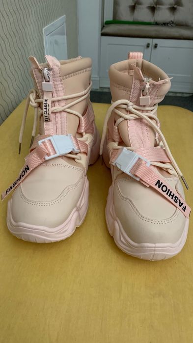 Кроссовки для женщин