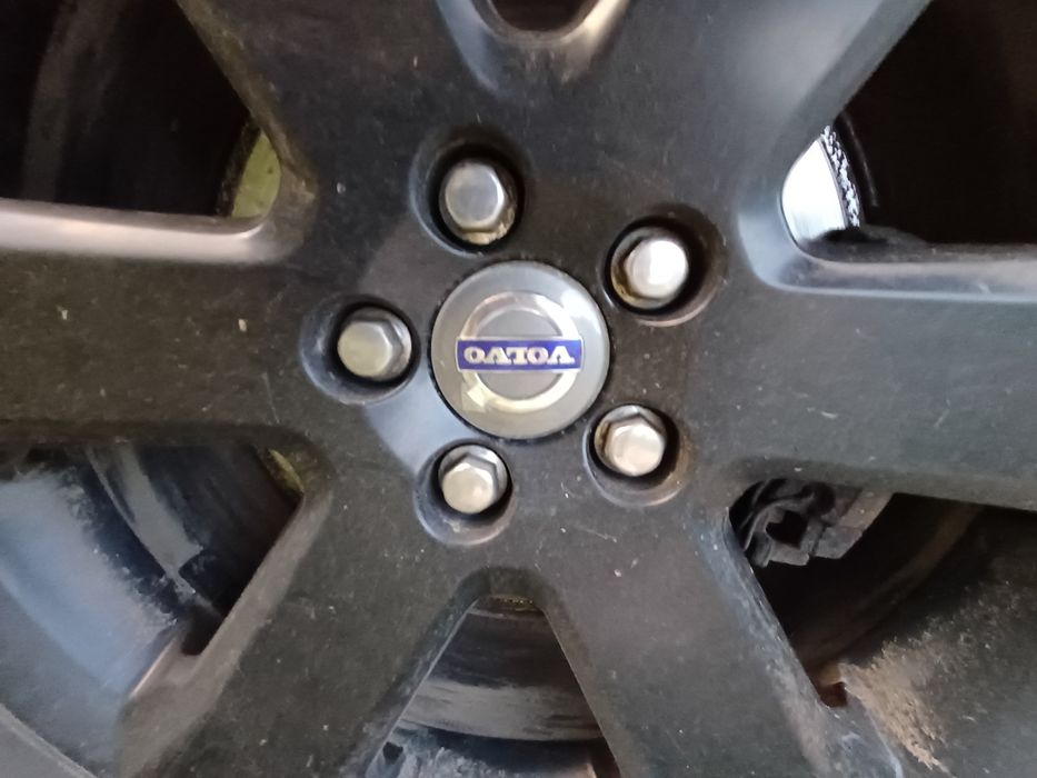 Vând jenti cu cauciucuri  originale volvo xc90 R design