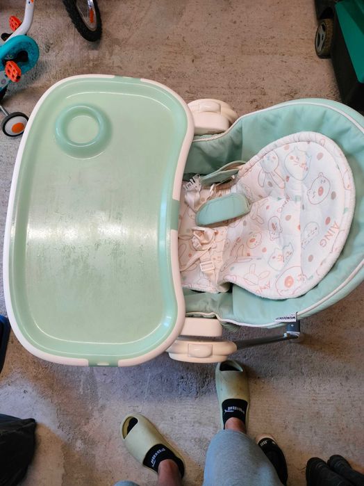 Scaun bebe, reglabil pe înălțime.