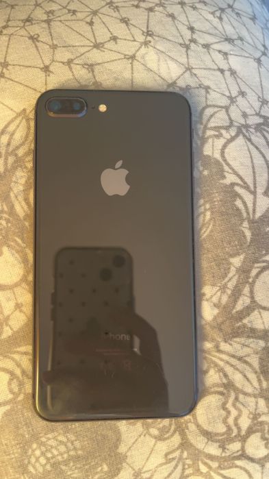 Продавам iPhone 8 Plus 256GB в черен цвят много добро състояние и напълно работещ телефон.