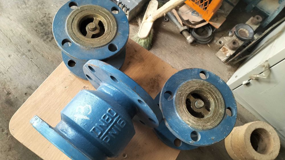 Обратный клапан пружинный чугунный