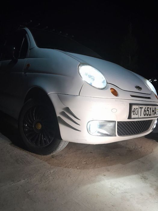 Matiz poluks rangi oq