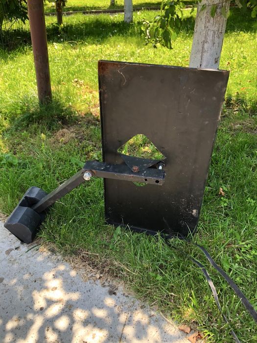 Vand un suport ideal pentru televizir vechi sau boxa