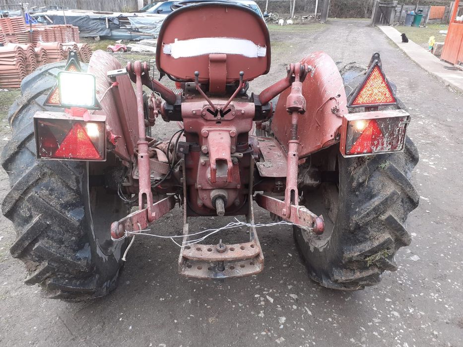 Vând tractor în patru pistoane de 40 cai putere. 2200 e