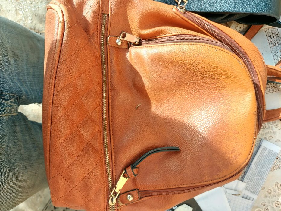 Vând trei rucsacuri și o geantă