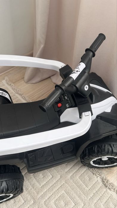 Продам машинку детскую