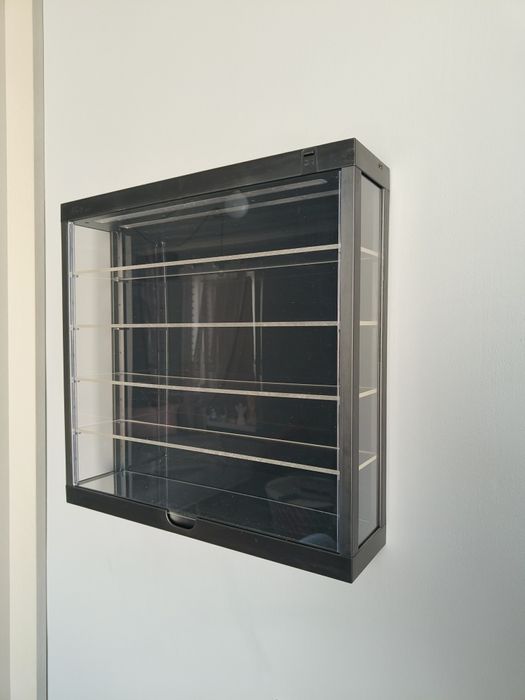 Витрина с лед осветление