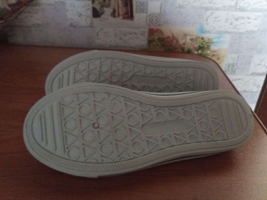 Продам кеды кроссовки новые