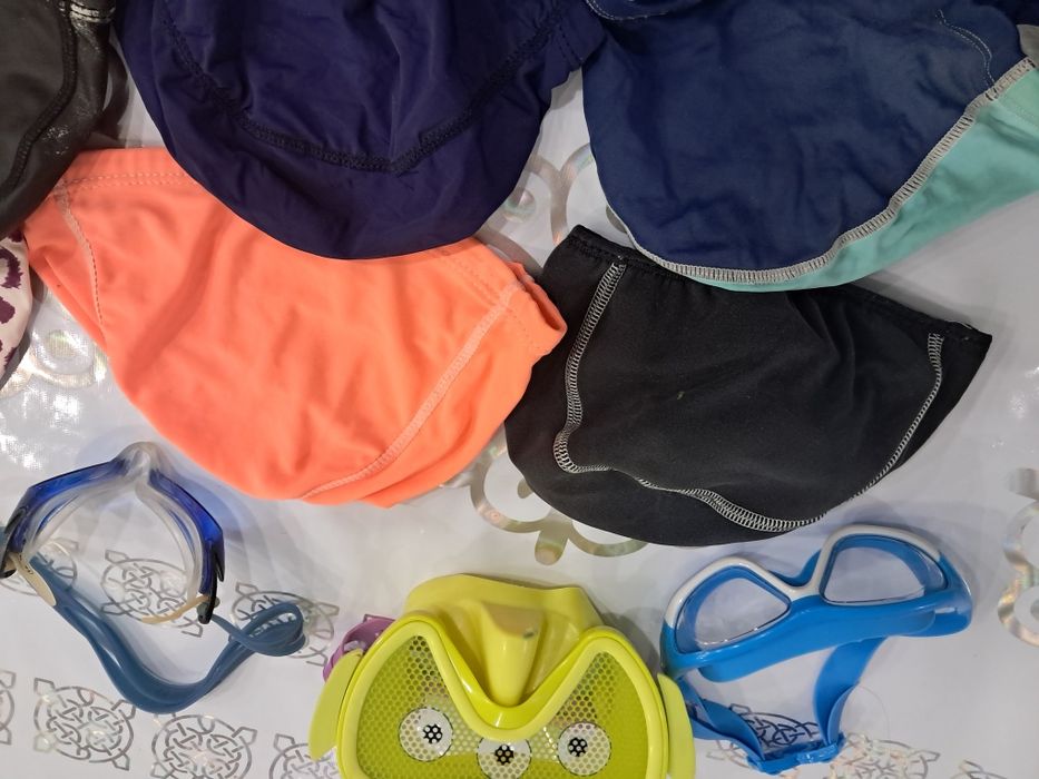 Спортивные шапочки для бассейна и очки.