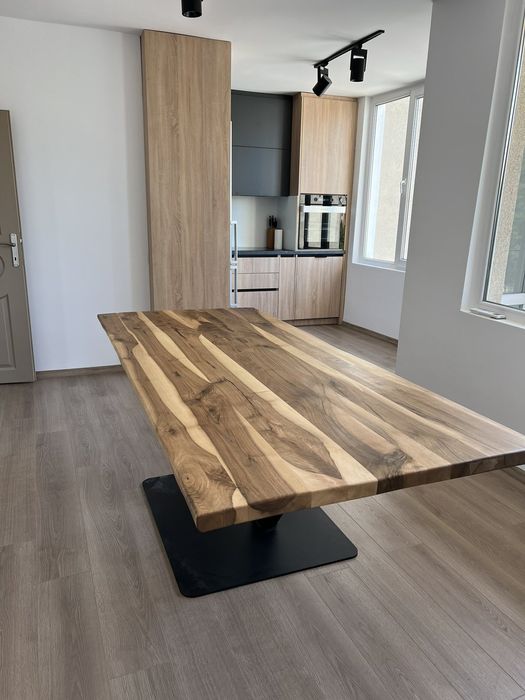 Трапезна маса от масив орех