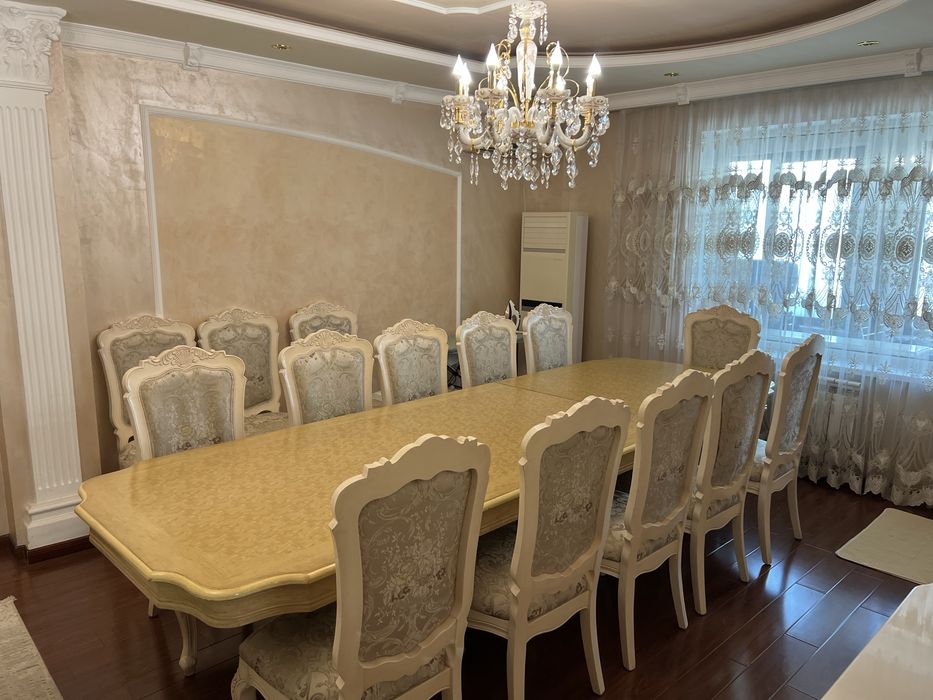 Стол со стульями