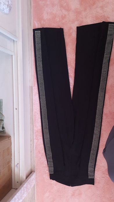 Панталон на Nicole размер ХС чисто черен със сребърни мотиви.