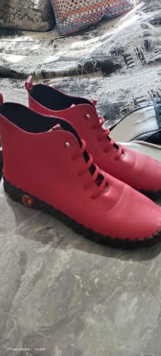 Продам женские ботинки
