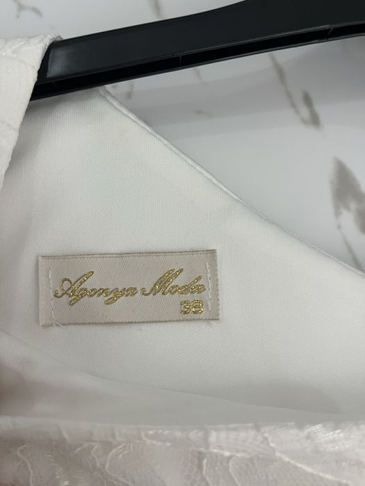 Нежна бяла дантелена рокля