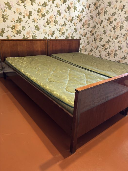 Продам недорого кровати. Дерево