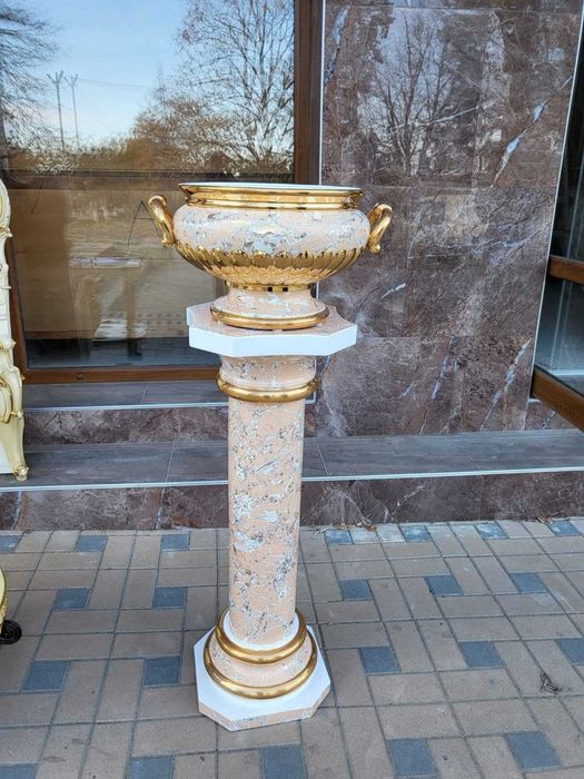 Красива колона с ваза