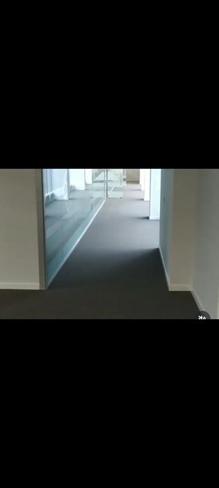 Монтаж плинтуса и декор панелей