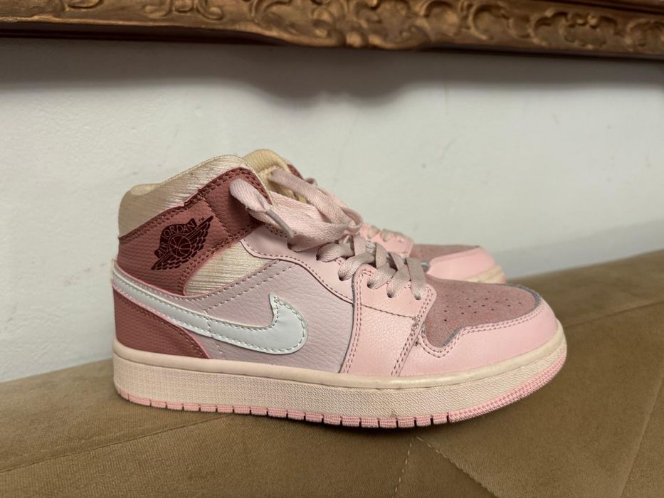 Air Jordan 1 Mid "Digital Pink"