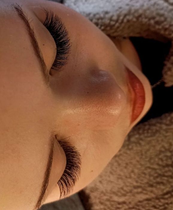 Наращивание и ламинирование ресниц.