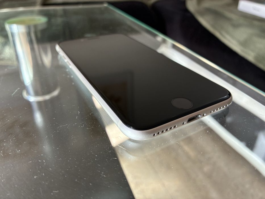 Намален Iphone se 3 бял 64 gb 86% батерия
