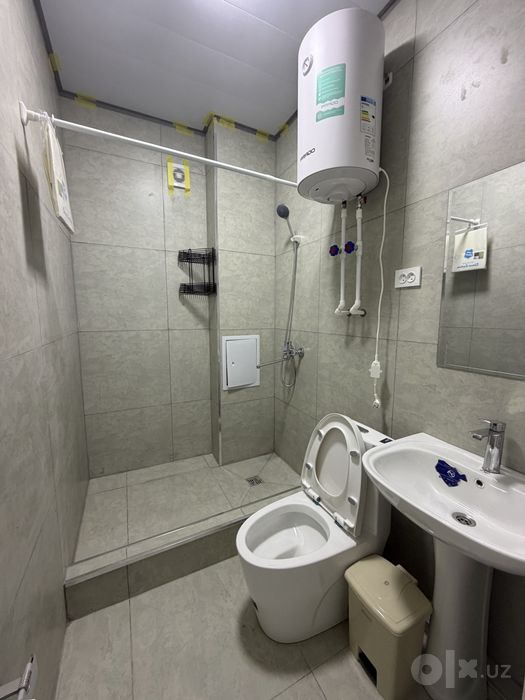 Sharq Bozorcha  7 Maktab oldida 3 etaj 2 xonalik Uy srochni Sotiladi