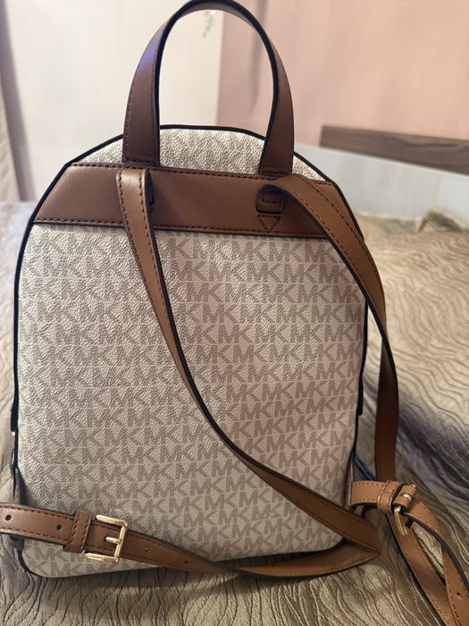 Продавам раница Michael kors