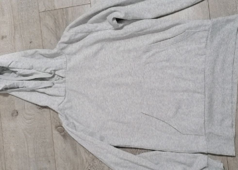 Vând hanorace si bluza de dama în stare impecabila!