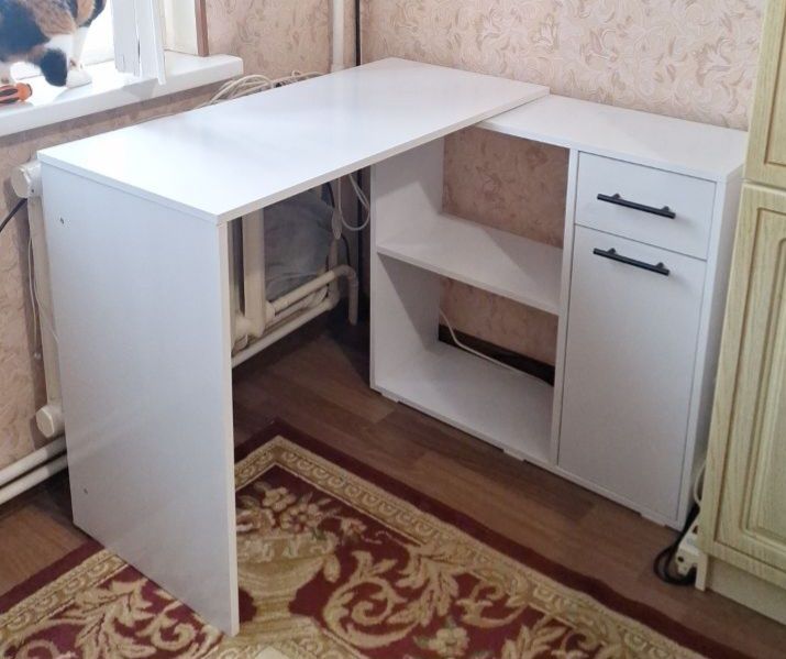 Стол под компьютер со шкафчиками и полками