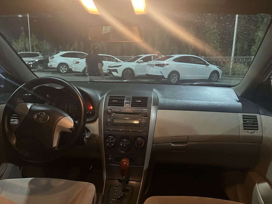 Tayota carolla машина 2012